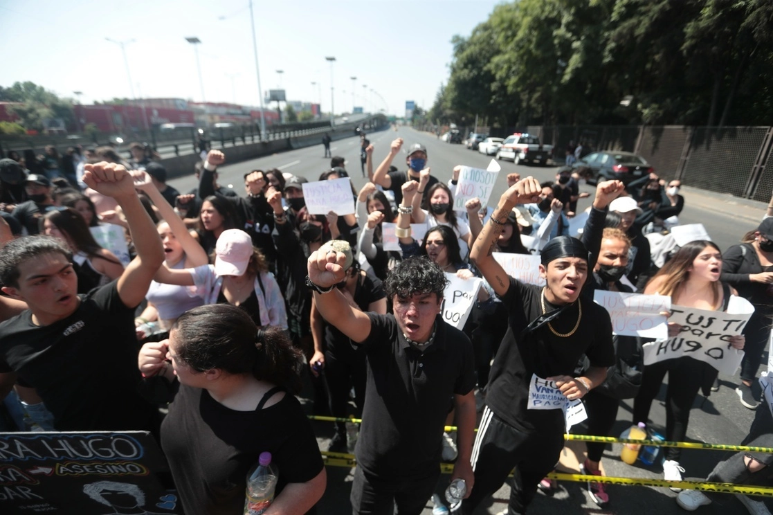 Bloqueo en Periférico Norte en exigencia de justicia por el asesinato de Hugo Carbajal. Foto Alfredo Domínguez / Archivo 
