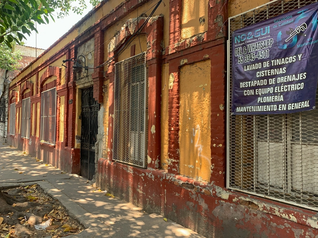 El predio ubicado en la calle Mariano Azuela 202, en la colonia Santa María la Ribera, alcaldía Cuauhtémoc, es reclamado por 13 familias para construir sus viviendas. Foto Pablo Ramos