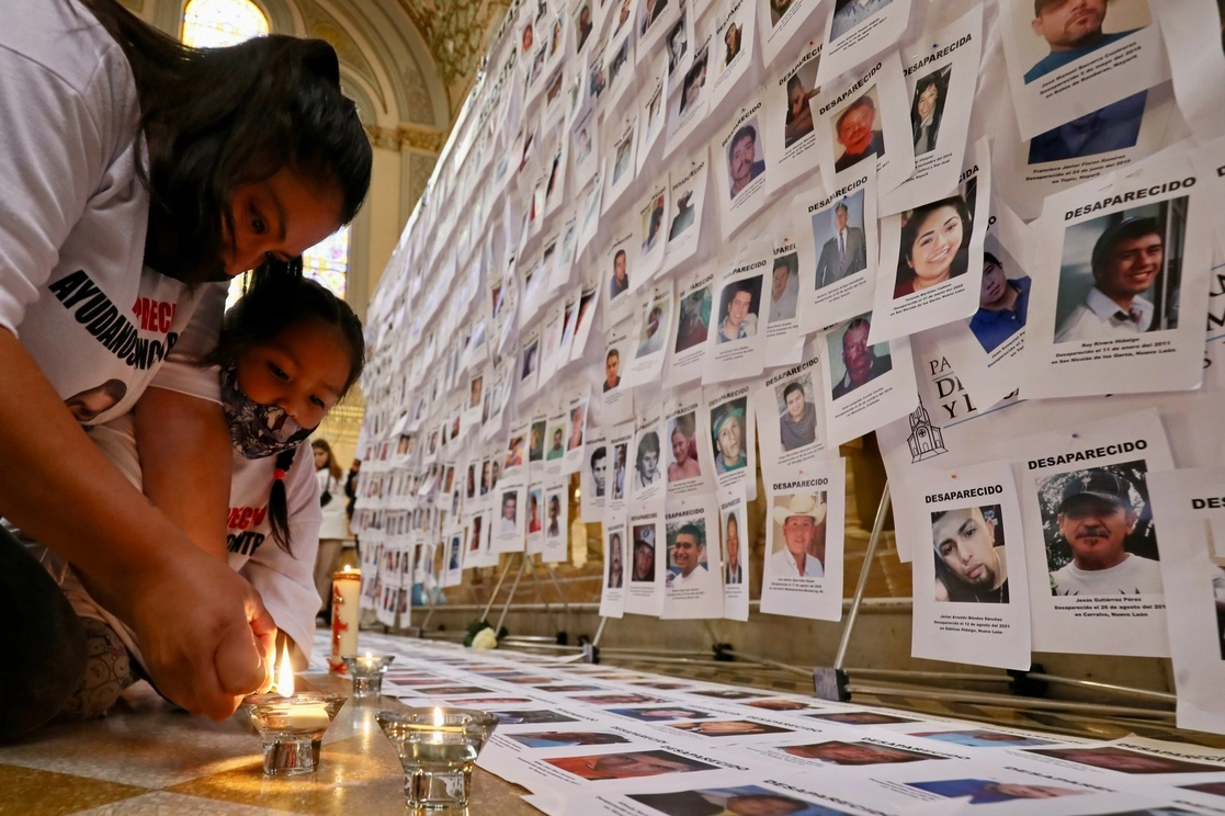 En el marco del Día Internacional de las Víctimas de Desaparición Forzada, celebrado el 30 de agosto,  familiares colocan fotografías de sus seres queridos, en un altar que resguardara sus imágenes, colocado en el interior de una iglesia. Foto  Roberto García Ortiz / archivo