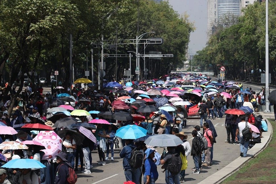Maestros marcharon ayer del Ángel de la Independencia a la Torre del Caballito. Foto
