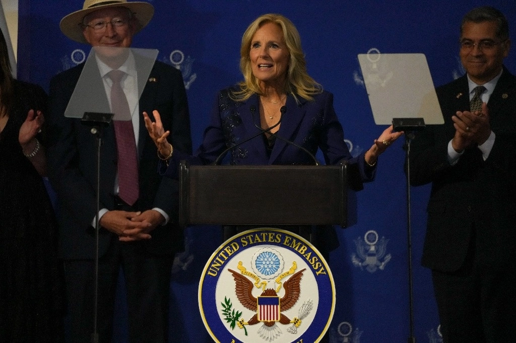 La primera dama estadunidense, Jill Biden, habla en una conferencia en la embajada de Estados Unidos en la Ciudad de México, el lunes 30 de septiembre de 2024, un día antes de la toma de posesión de la presidenta electa Claudia Sheinbaum. Foto Ap