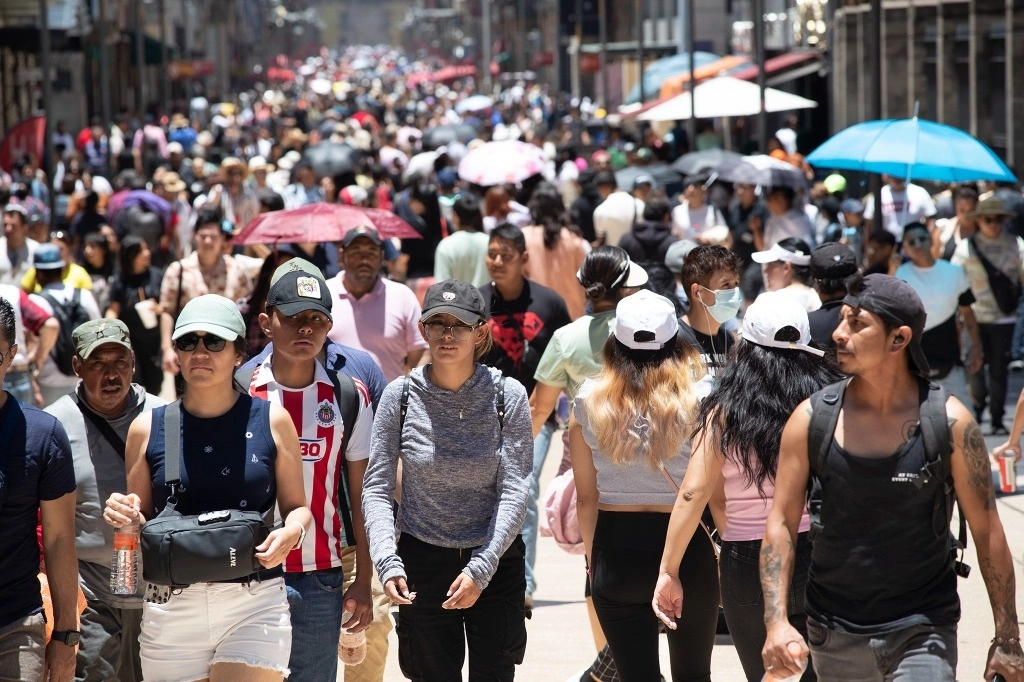 Capitalinos caminan por las calles del Centro Histórico bajo los rayos del sol, el 15 de junio de 2024. Foto María Luisa Severiano