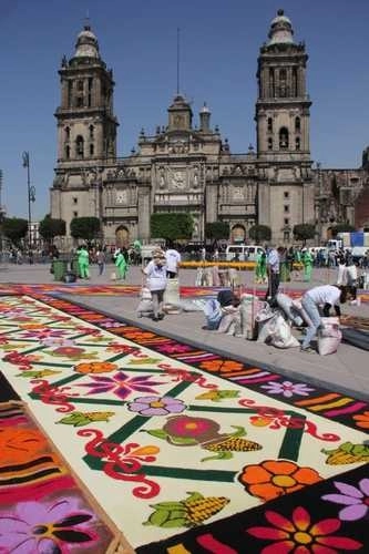 Los tradicionales tapetes de aserrín y arena colorida ya se encontraban listos desde ayer. Foto 'La Jornada'