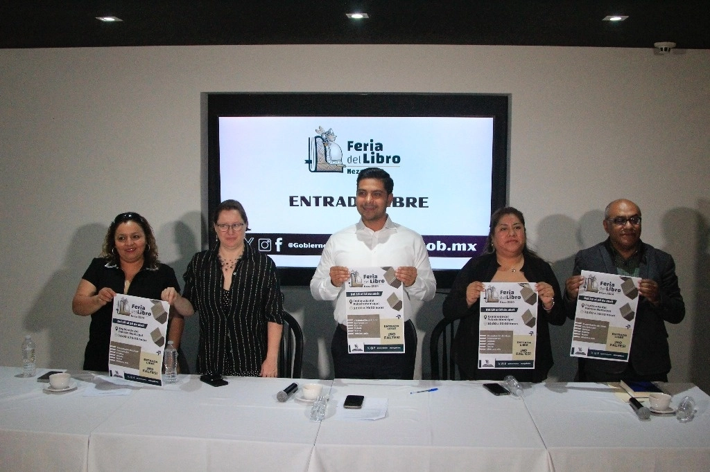 El presidente municipal de Nezahualcóyotl, Adolfo Cerqueda, junto a la Brigada para Leer en Libertad, anunciaron la Feria del Libro Neza 2024. Foto  Daniel Ramón Quiroz 