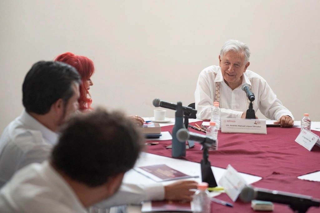 El presidente Andrés Manuel López Obrador sostuvo un encuentro con gobernadores para supervisar avances del IMSS-Bienestar. Foto tomada de la cuenta de X @lopezobrador_