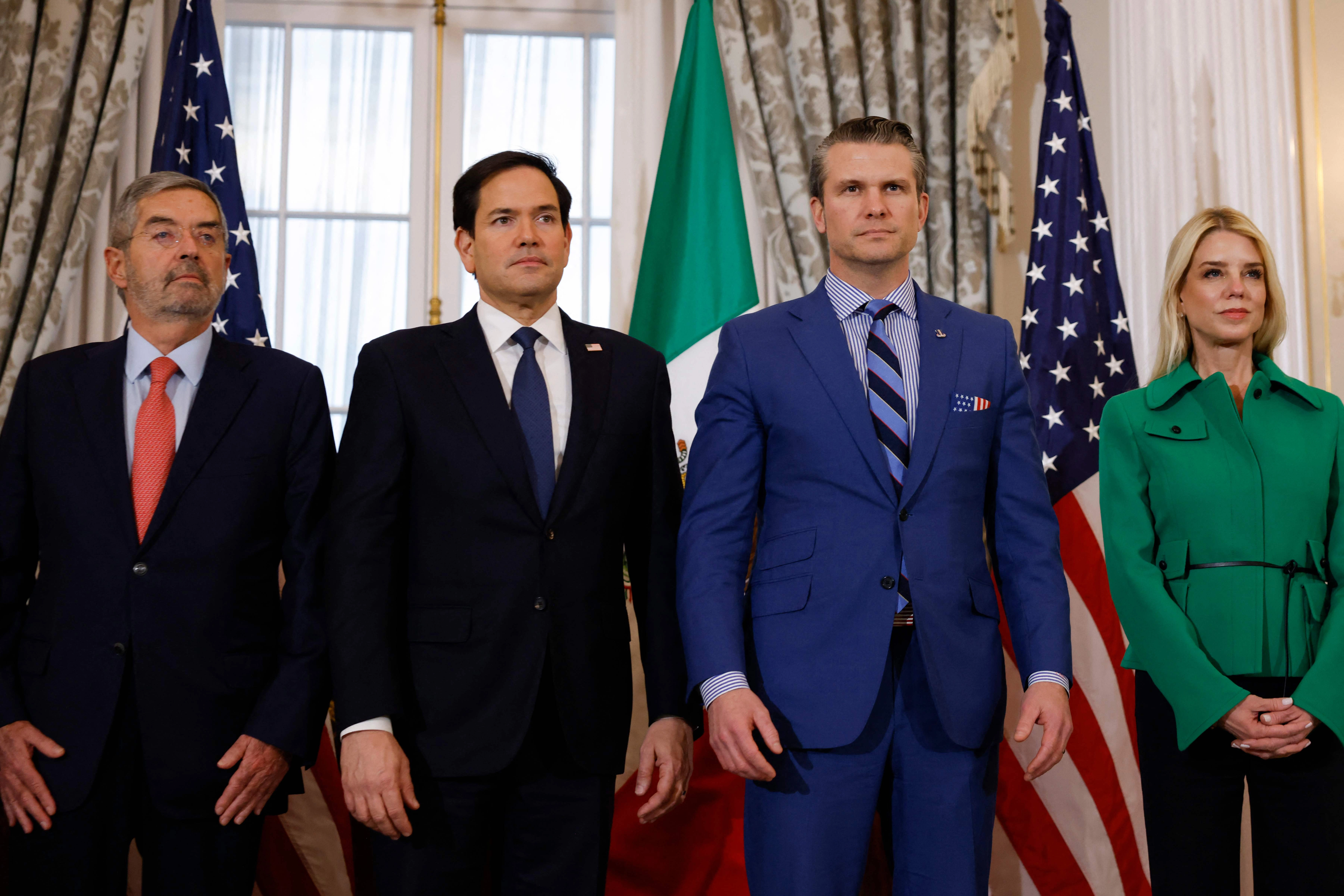 El secretario de Relaciones Exteriores de México, Juan Ramón de la Fuente, posa con el secretario de Estado de Estados Unidos, Marco Rubio, el secretario de Defensa de Estados Unidos, Pete Hegseth, y la candidata a fiscal general de Estados Unidos, Pam Bondi, en el Departamento de Estado en Washington, DC, el 27 de febrero de 2025.
