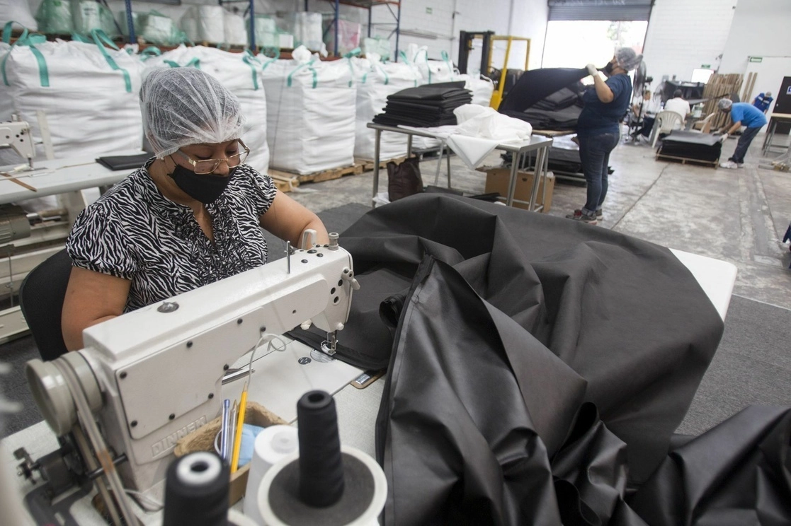 La fabricación de prendas de vestir, de productos derivados del petróleo y del carbón, así como la industria química, son de las más bajas en su utilización de capacidad de planta, reportó el Inegi. Foto Cuartoscuro / Archivo