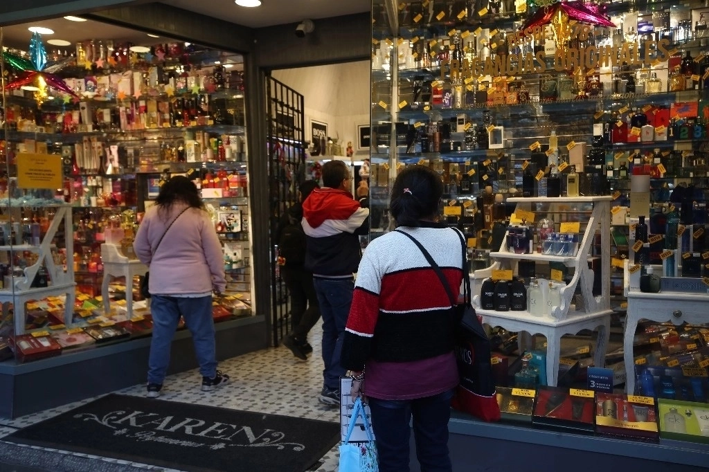 El gasto en línea se ubica ahora 6 por ciento por encima del nivel registrado en enero, mientras que el consumo en tiendas físicas se sitúa 2.1 por ciento por encima de ese mismo umbral. Foto Yazmín Ortega Cortés 