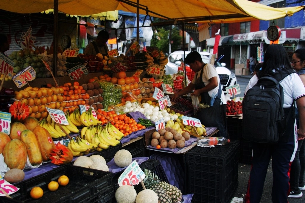 En un mes avanzó el pesimismo sobre el futuro el económico de las familias y del país. En la imagen, vendimia de frutas y verduras en un tianguis de la Ciudad de México, el 28 de febrero de 2024. Foto Roberto García Rivas