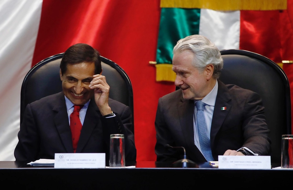 Rogelio Ramírez de la O y Santiago Creel en la entrega del Paquete económico. Foto Cristina Rodríguez