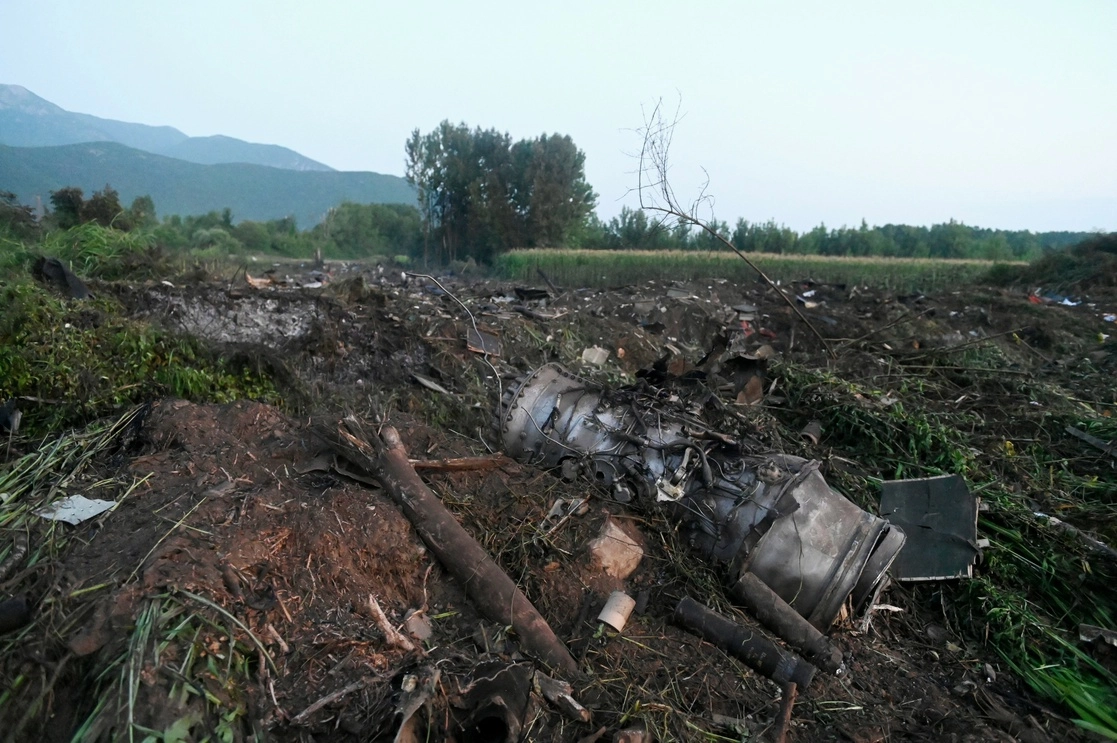 Restos del avión de carga Antonov quedaron esparcidos en la aldea de Palaiochori, en el norte de Grecia, el domingo 17 de julio de 2022. Foto Ap