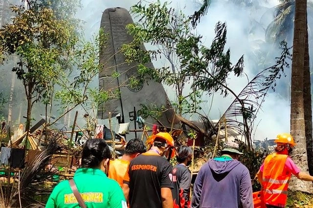 Un avión militar filipino se estrelló durante el aterrizaje en el sur del país, dejando un saldo de al menos 45 muertos. Muchos de los pasajeros se habían graduado recientemente de la formación militar básica. Foto Afp 