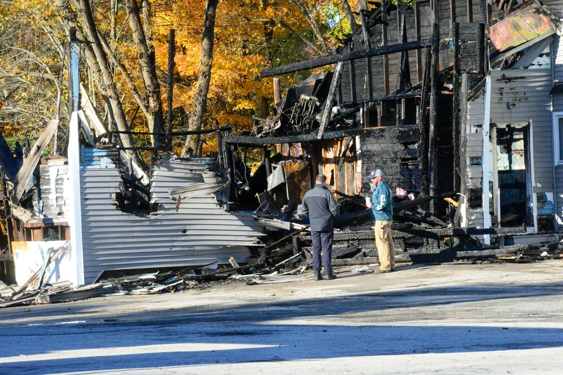 Investigadores examinan el lugar donde se estrelló una avioneta en Keene, Nueva Hampshire, el sábado 22 de octubre de 2022. Foto Ap