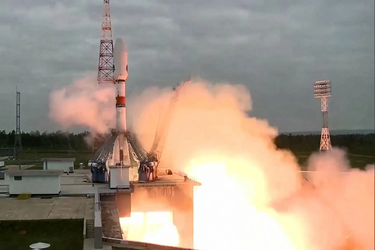 Un cohete Soyuz 2.1b con el módulo de aterrizaje Luna-25 despega de la plataforma de lanzamiento en el cosmódromo de Vostochny. Foto Afp