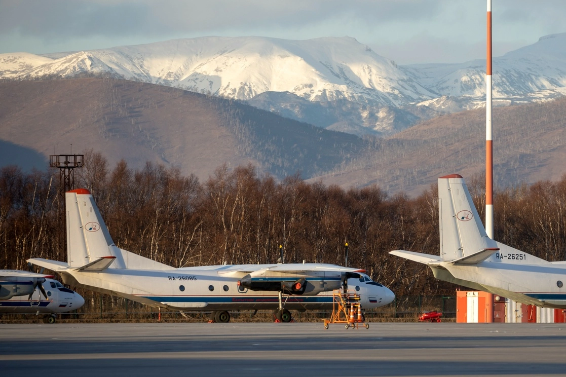 Un avión Antonov An-26 con el mismo número de matrícula #RA-26085 que el avión desaparecido, estacionado en el aeropuerto de Elizovo, a las afueras de Petropavlovsk-Kamchatsky, Rusia, el 17 de noviembre de 2020. Foto Ap