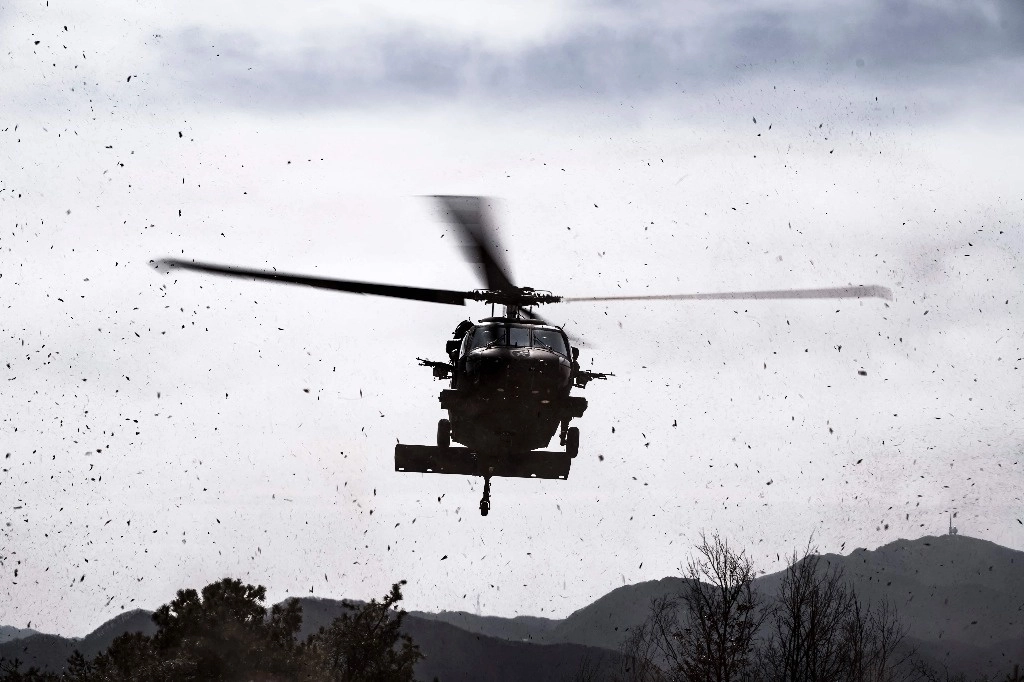 Las aeronaves militares accidentadas en el condado de Trigg en Kentucky, EU, son helicópteros Blackhawk. Foto Afp / Archivo 