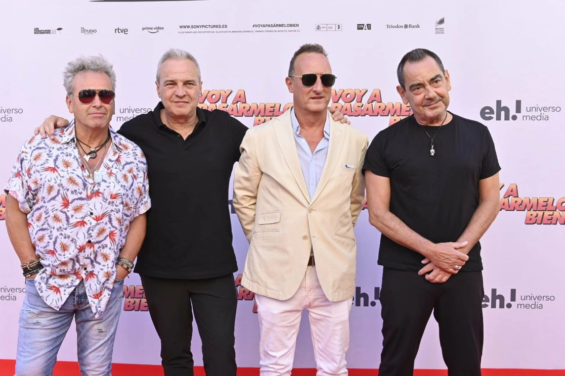Hombres G, durante el estreno de 'Voy a pasármelo bien' en el Teatro Real de Madrid, España. Foto tomada de Twitter @sonypictures_es