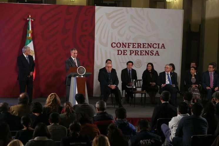 Aspecto general de la conferencia presidencial esta mañana. Al micrófono, el subsecretario de Salud, Hugo López-Gatell. Foto Jesús Villaseca