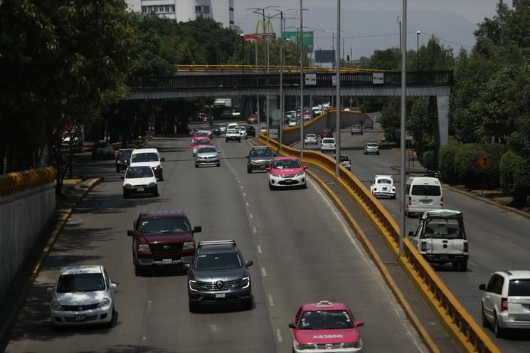 Afluencia vehicular durante la fase 3 de la emergencia sanitaria por el coronavirus Covid-19 en la Ciudad de México. Foto Yazmín Ortega Cortés