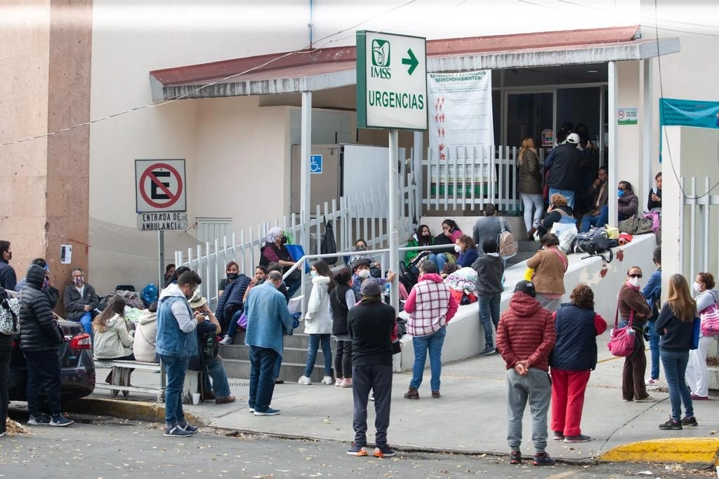 Personas a las afueras del l Hospital General de Zona 1-A "Venados" este 30 de noviembre de 2020. Foto Pablo Ramos