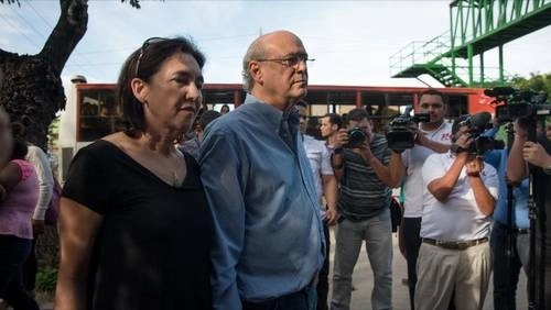 El periodista nicaragüense Carlos Fernando Chamorro y su esposa, Desirée Elizondo, forzados al exilio por segunda vez. Foto cortesía Confidencial