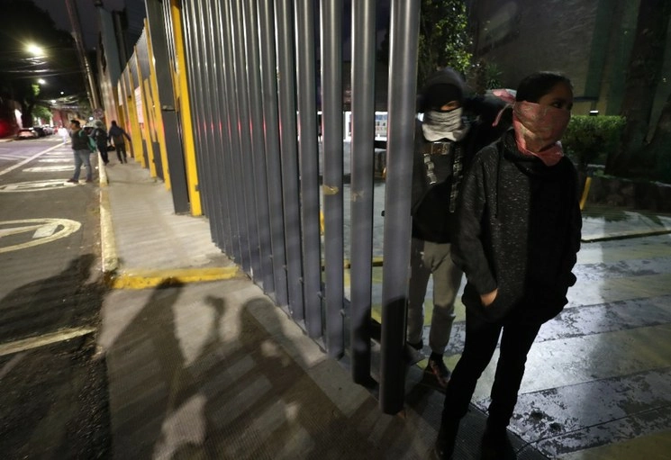 Jóvenes se movilizaron anoche para cerrar la preparatoria 6 de la UNAM. Foto José Antonio López