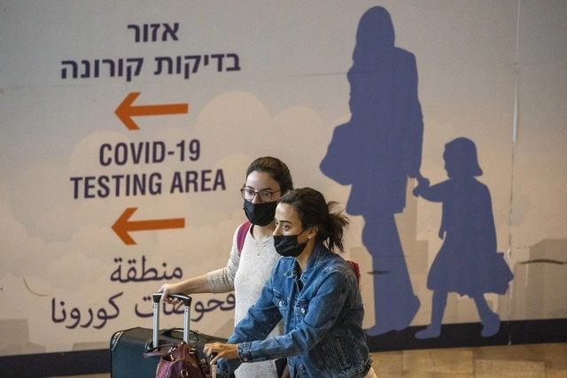 Israel prohibió a partir de hoy la entrada de extranjeros en su territorio y obligó a sus ciudadanos vacunados de vuelta al país a realizar un test PCR y tres días de cuarentena. La imagen, en el aeropuerto Ben Gurion, cerca de Tel Aviv. Foto Ap