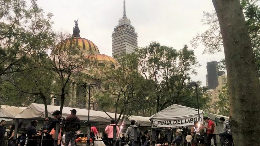 Como actividad paralela a la venta de libros, se ha instalado un foro exclusivo para
presentación de novedades editoriales, charlas sobre asuntos históricos, realidades
sociopolíticas actuales y música en vivo. Imagen Javier Hernández Chelico 