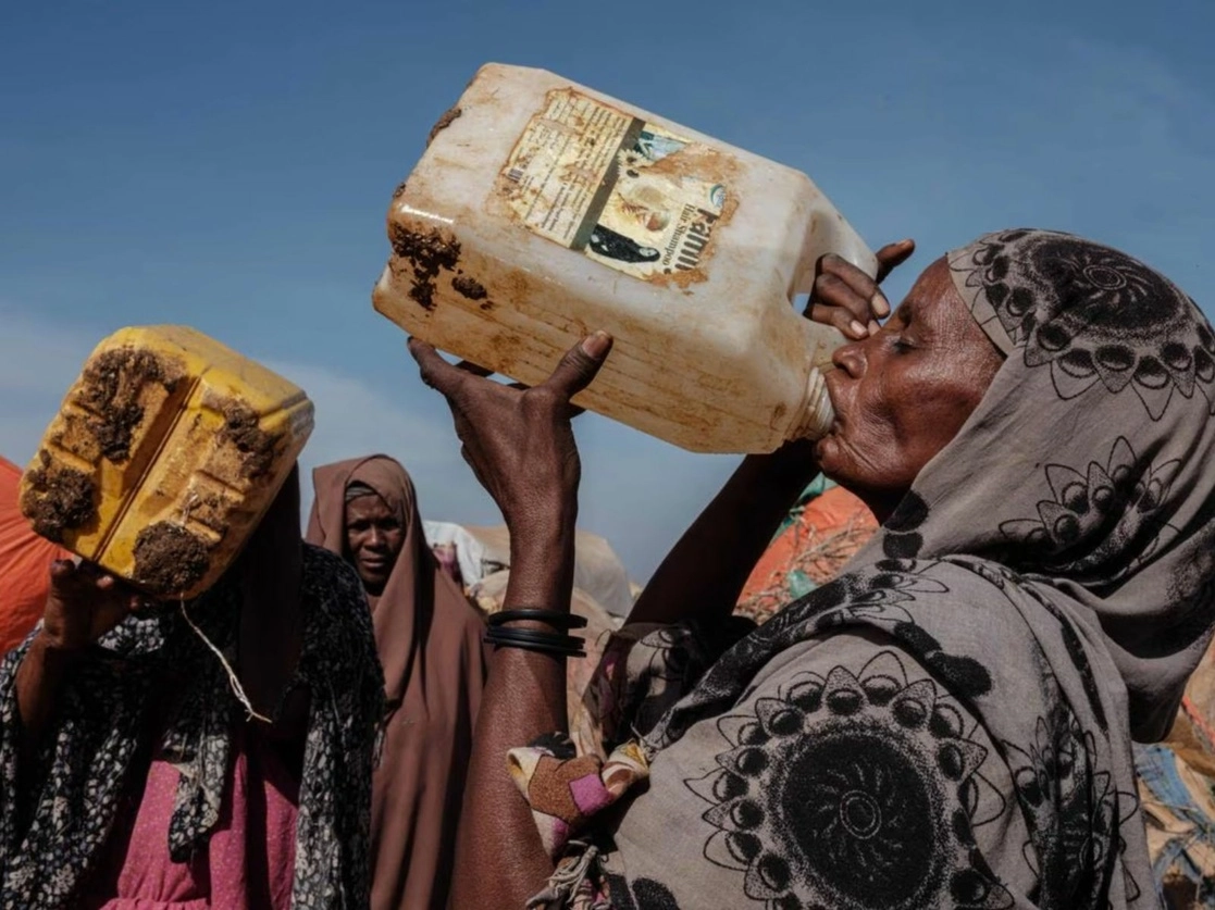 Punto de distribución de agua en el campamento de refugiados de Muuri, Somalia. Foto Afp / Archivo

