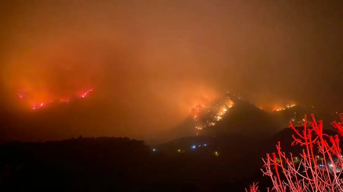 Los trabajos para controlar y apagar el fuego fueron suspendidas la tarde del miércoles, debido a que arreciaron las rachas de viento. Foto cortesía Gobierno de Nuevo León