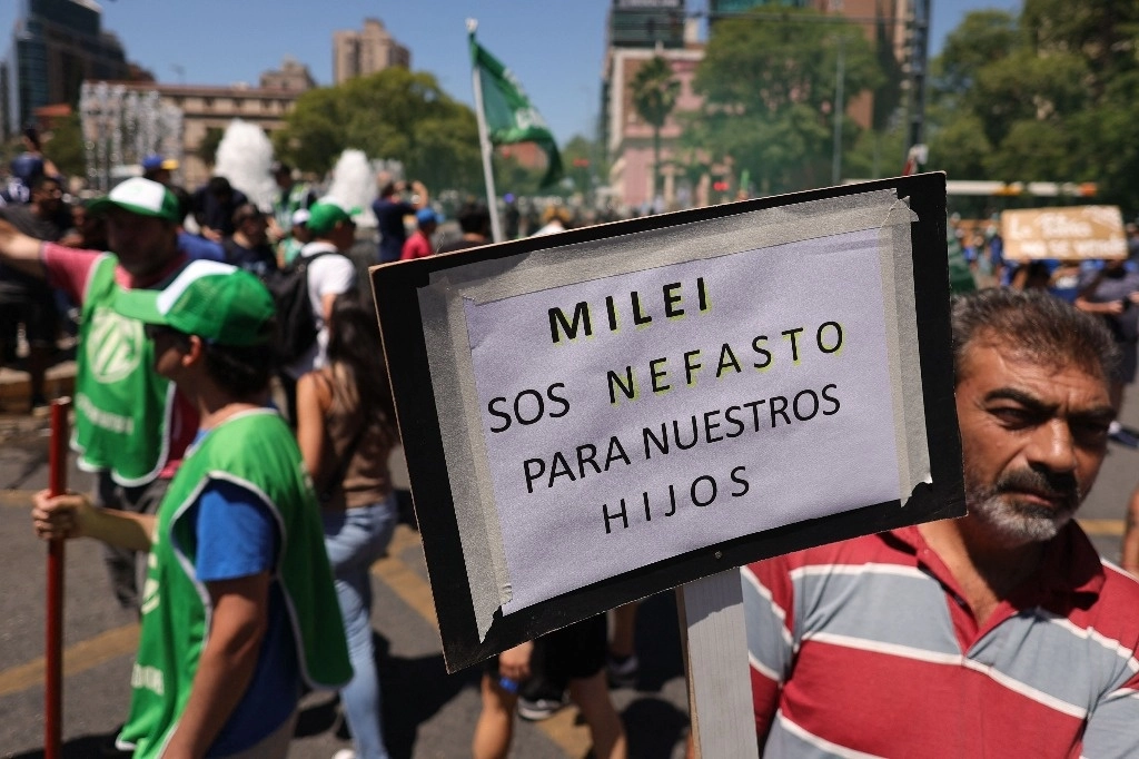 Protestas contra las medidas económicas impulsadas por el presidente argentino Javier Milei en la ciudad de Córdoba. Foto Afp.