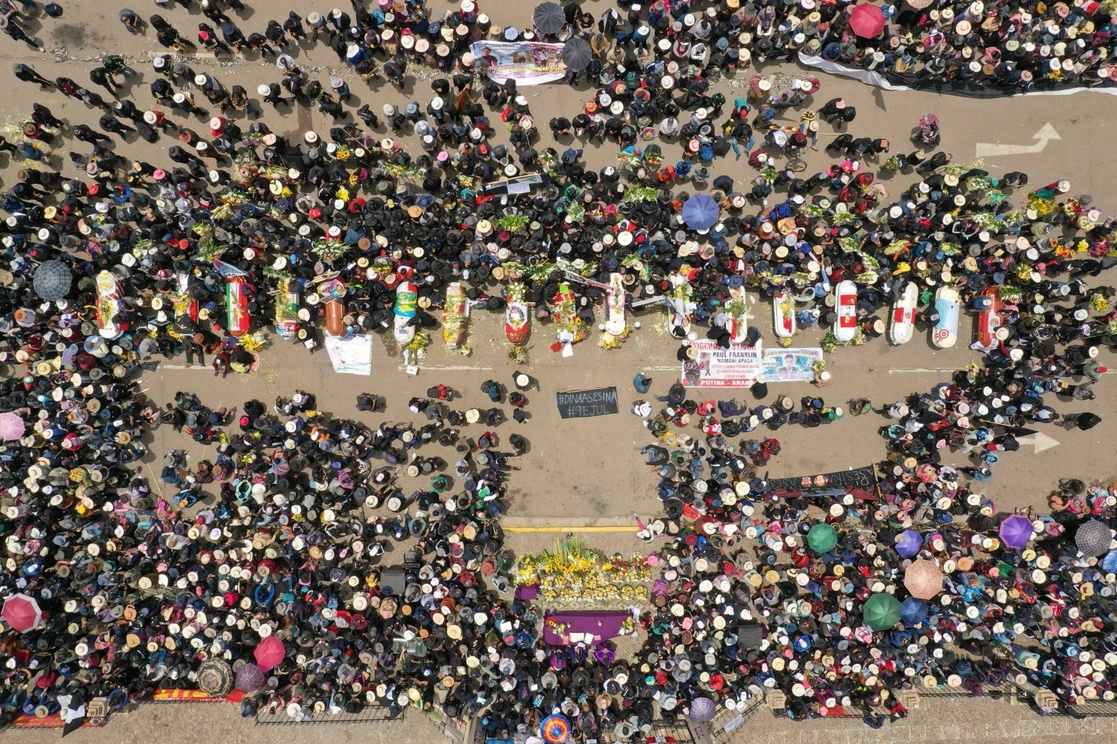 Vista aérea de familiares y amigos de las víctimas de los enfrentamientos con la policía peruana, quienes colocaron sus ataúdes en la plaza principal de la ciudad andina de Juliaca, al sur de Perú, el 11 de enero de 2023. Foto Afp 