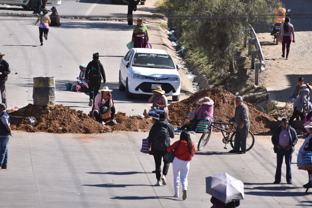 Simpatizantes del expresidente boliviano, Evo Morales, colocan piedras y tierra para bloquear un camino en demanda del registro de Morales como candidato presidencial, en la ciudad de Cochabamba, el 2 de junio de 2025.
