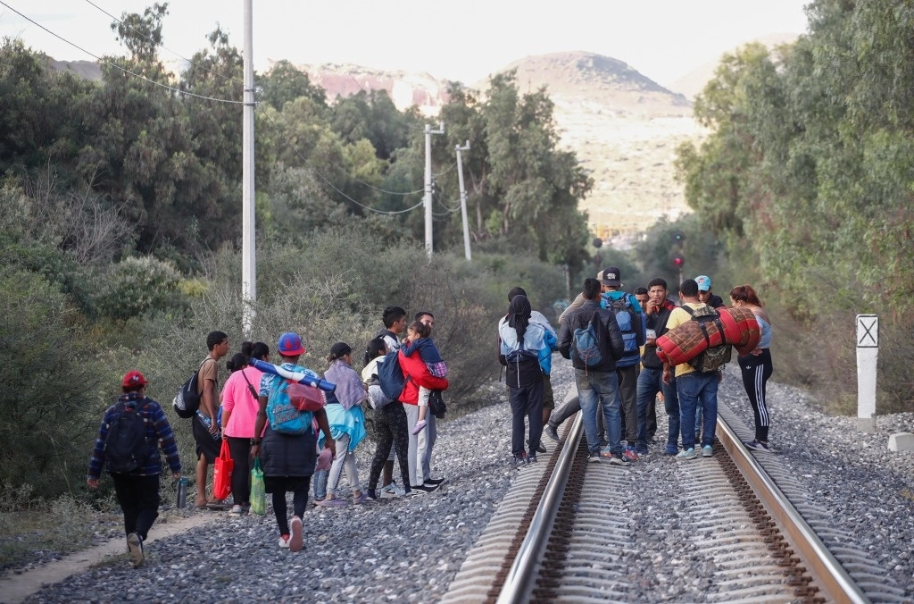 Migrantes a su paso por el Estado de México en imagen de archivo. Foto Víctor Camacho