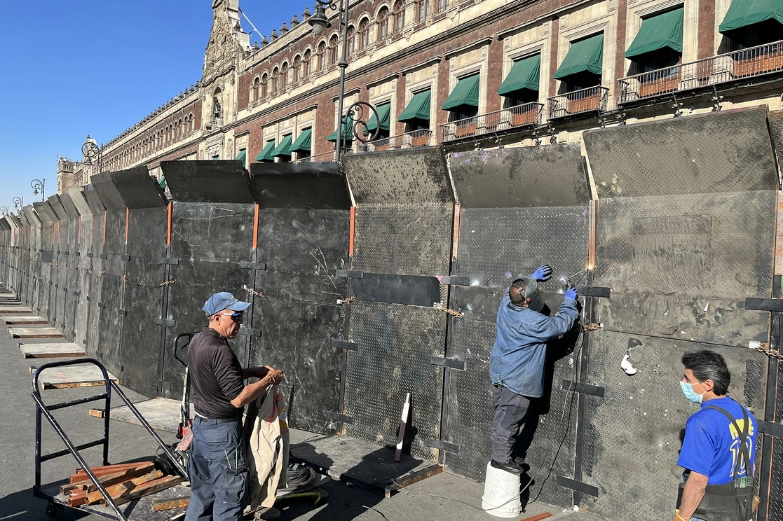 Ayer colocaron vallas alrededor de Palacio Nacional. Foto José Antonio López 