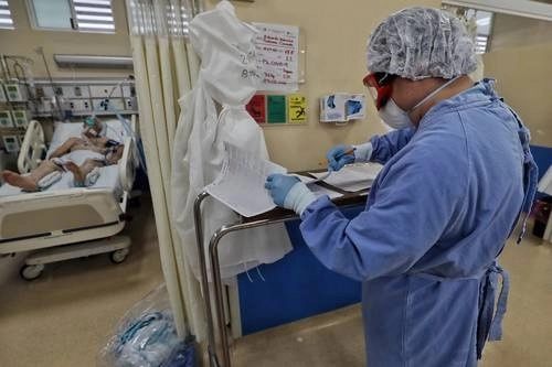 Personal del Instituto Nacional de Enfermedades Respiratorias durante la lucha contra la pandemia de covid-19. Foto Marco Peláez / archivo 