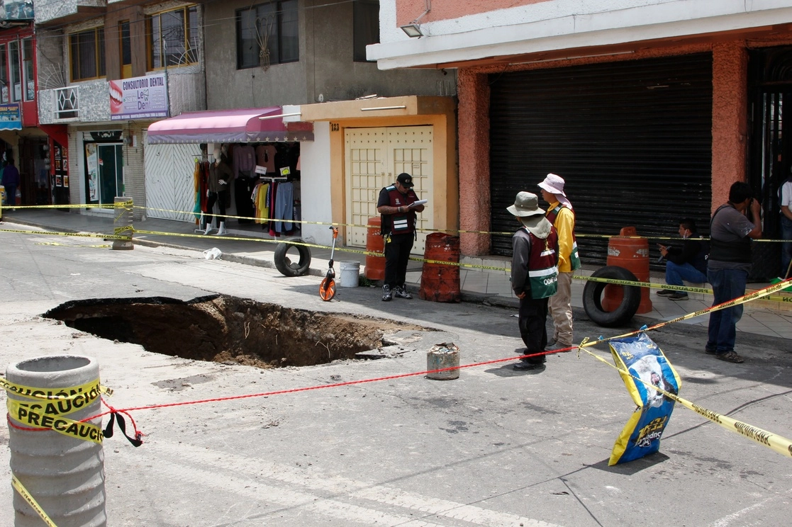El lugar donde se formó el socavón en las calles de Neza , tuvo que ser acordonado. Foto Daniel Ramón