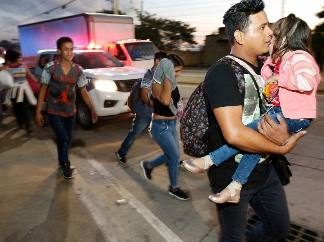 Migrantes abandonan San Pedro Sula, en Honduras, para ir en caravana hacia Estados Unidos. Foto Ap / Archivo