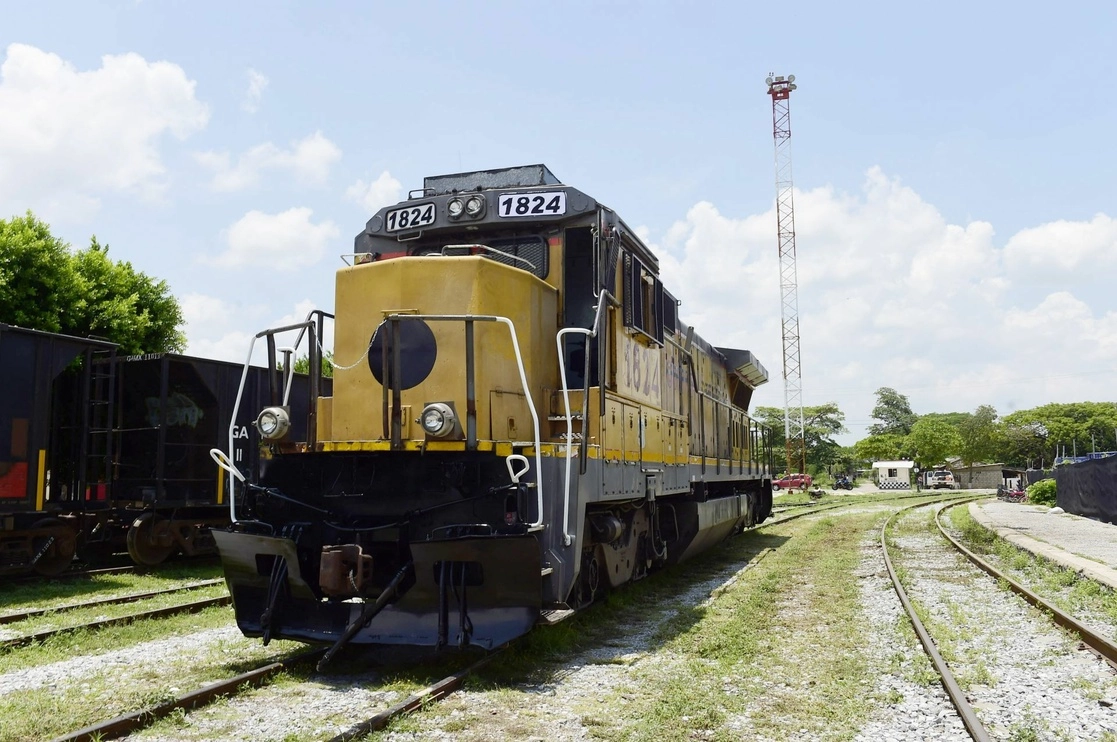 Trabajos de rehabilitación de la vía de ferrocarril del Istmo de Tehuantepec. Foto Cuartoscuro / Archivo  