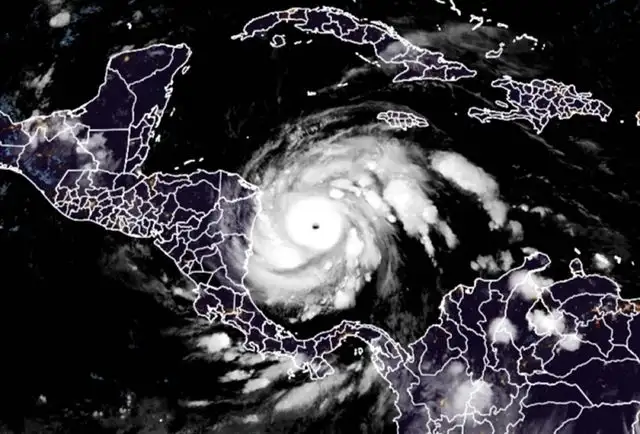 Imagen de satélite del huracán ‘Iota’, en su avance hacia Centroamérica. Foto Afp 