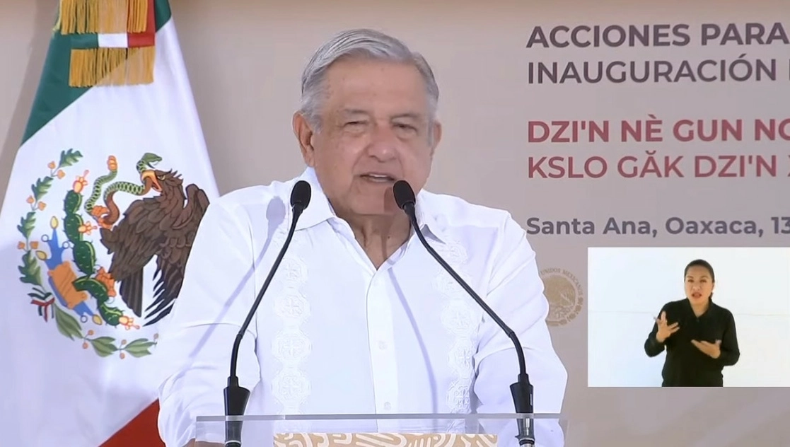 El presidente Andrés Manuel López Obrador dijo que en la construcción de estos caminos en las comunidades indígenas el gobierno sólo aportó el presupuesto. Imagen tomada de la transmisión en vivo por Youtube