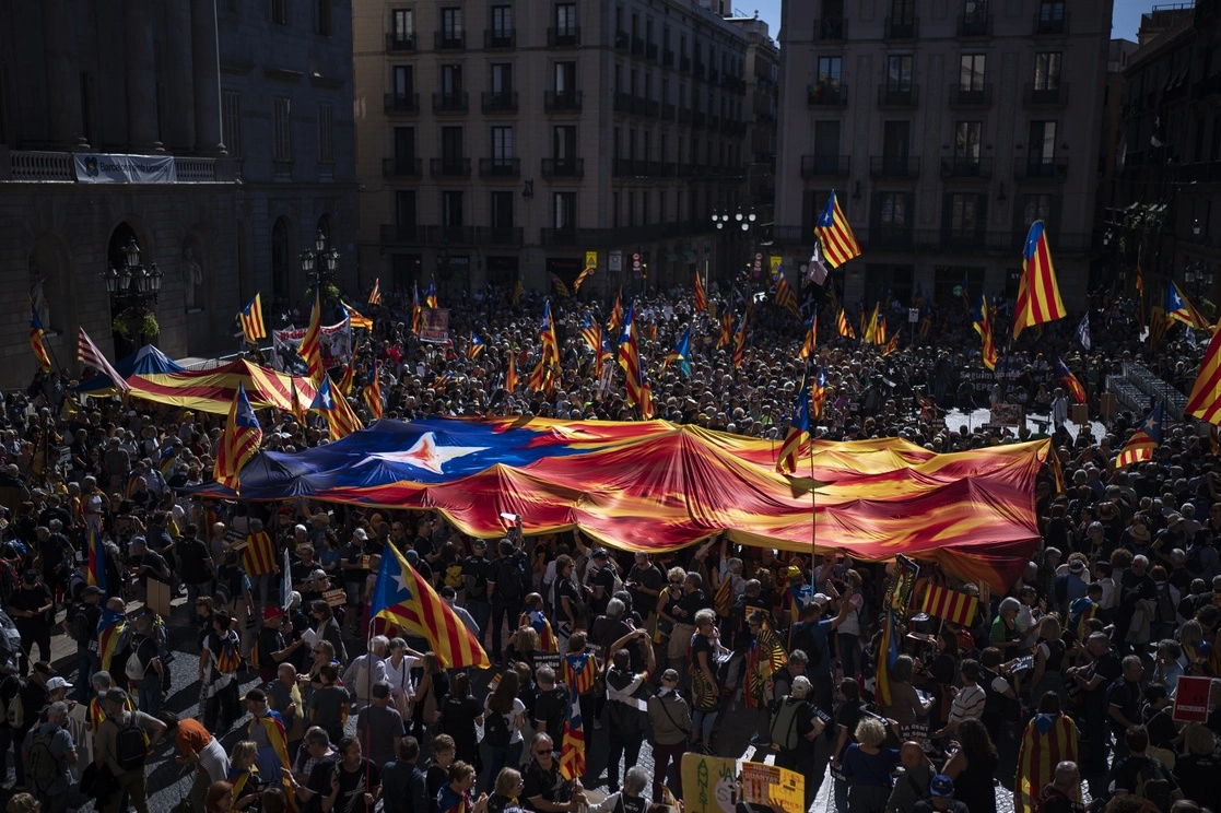 Manifestantes sostienen la bandera de la independencia de Cataluña, durante el quinto aniversario de un referéndum de independencia que marcó el punto más alto de su movimiento para separarse del resto de España. Foto Ap / Archivo