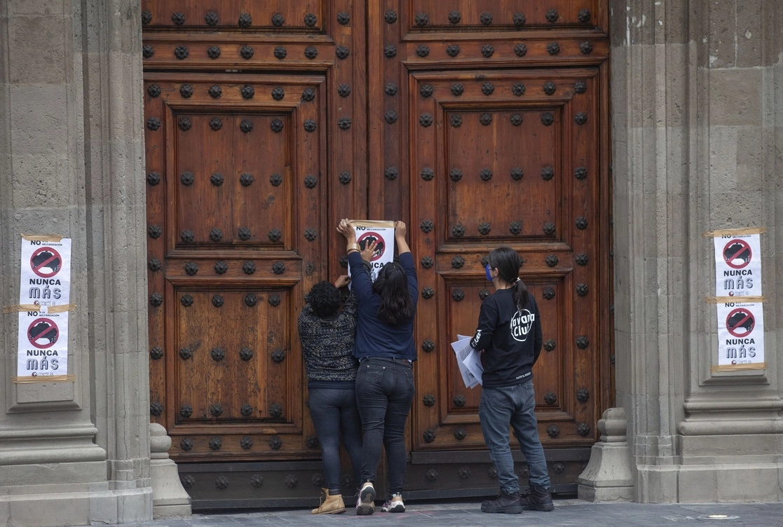 Manifestantes colocaron carteles en la Puerta Mariana de la sede del Ejecutivo federal. Foto Víctor Camacho




