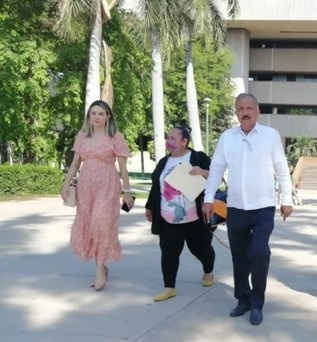 Jesús Estrada Ferreiro salió rumbo a California en compañía de su esposa. Foto de archivo tomada de su twitter