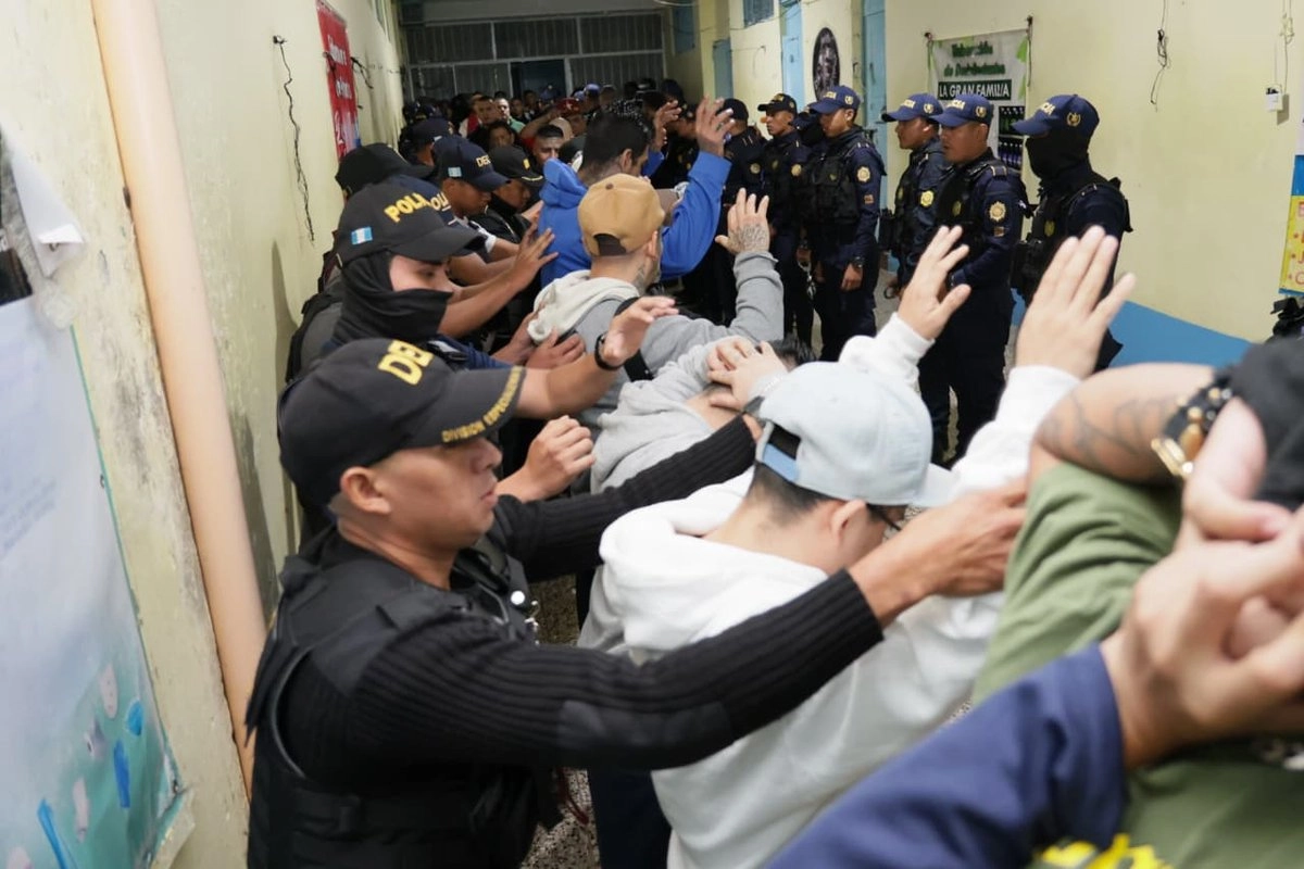 Tras el traslado los pandilleros se amotinaron cuatro veces. A consecuencia de ello, un guardia murió y varios de ellos fueron retenidos, aunque posteriormente se les liberó.