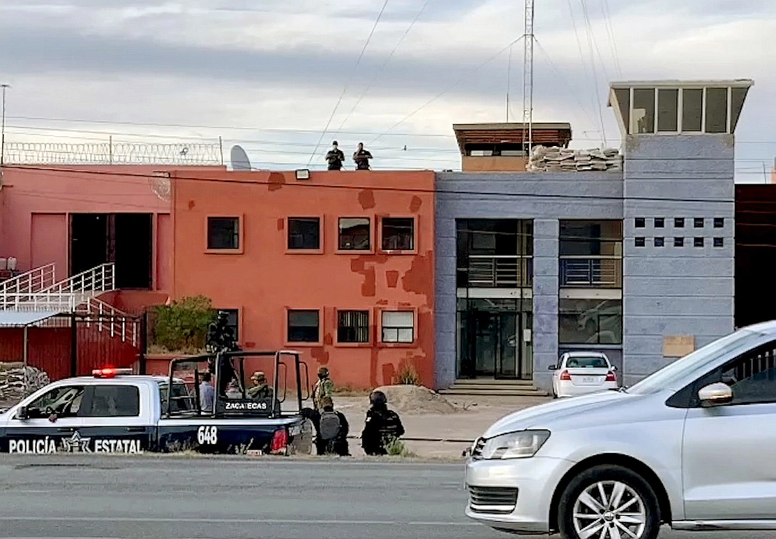 La SSPZ además emitió dos fichas de búsqueda, con las fotografías y los nombres de los dos reos prófugos. Foto La Jornada