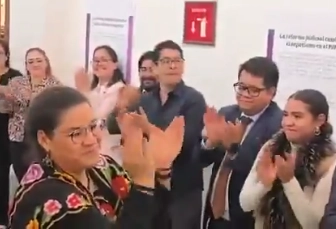 Celebración de la ministra Batres junto con trabajadores de la SCJN tras la validación de la reforma judicial. Imagen tomada de un video difundido en X