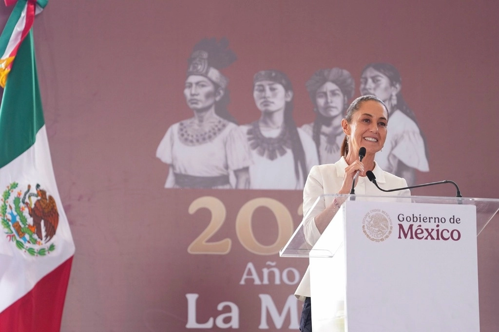 Durante su discurso, la Presidenta también habló sobre las remesas enviadas por mexicanos en el extranjero, destacando que en 2024 alcanzaron los 60 mil millones de dólares. Foto Presidencia.