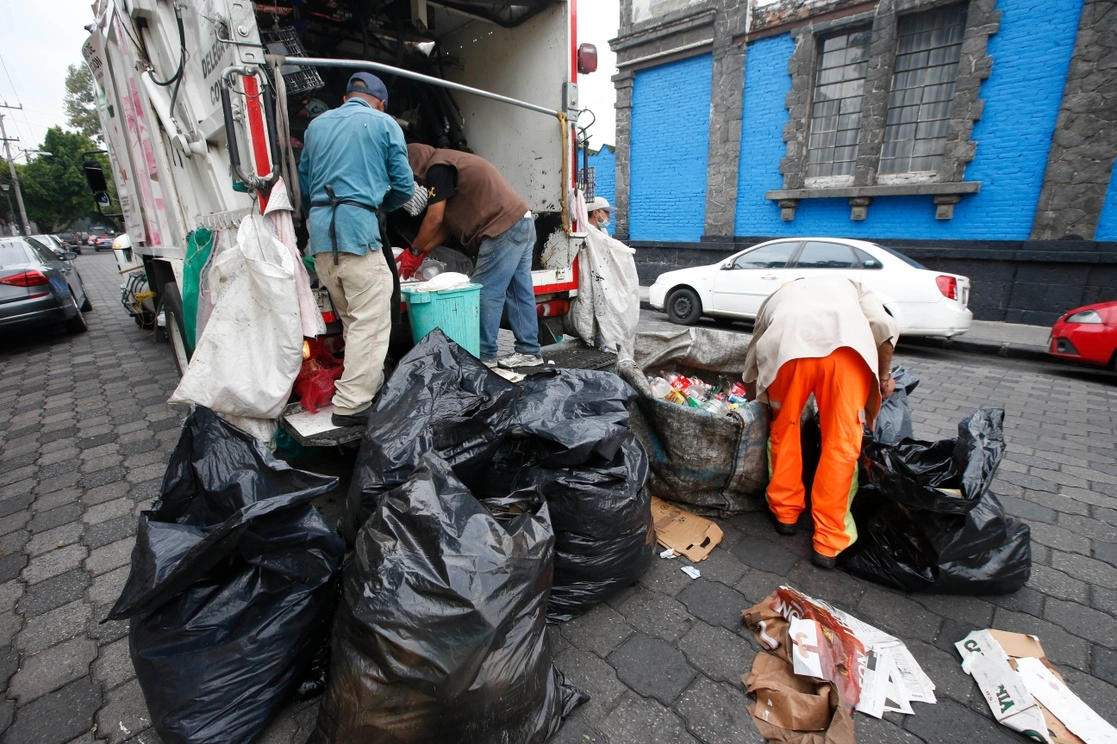 La eficiencia en la separación de la basura en orgánica e inorgánica disminuyó de manera significativa, al pasar de 72 a 54 por ciento en siete años. Foto Carlos Ramos Mamahua / Archivo
