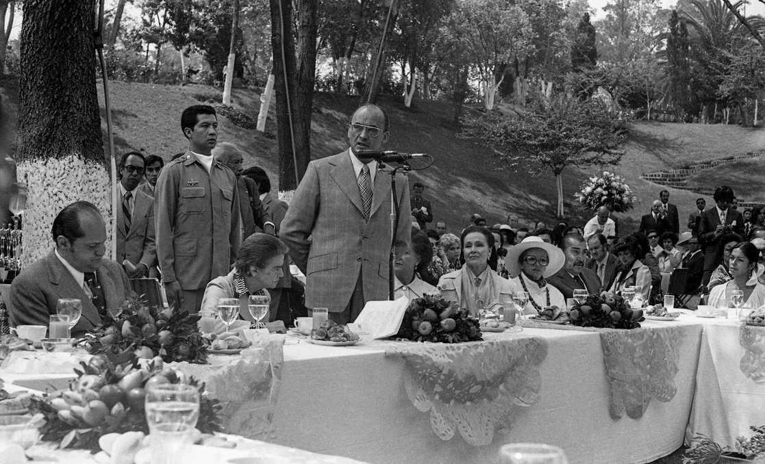 Echeverría es el ex jefe de Estado más longevo de la historia del país. En la imagen, en un acto con El Indio Fernández y otras personalidades del medio artístico de la época. Foto Cuartoscuro